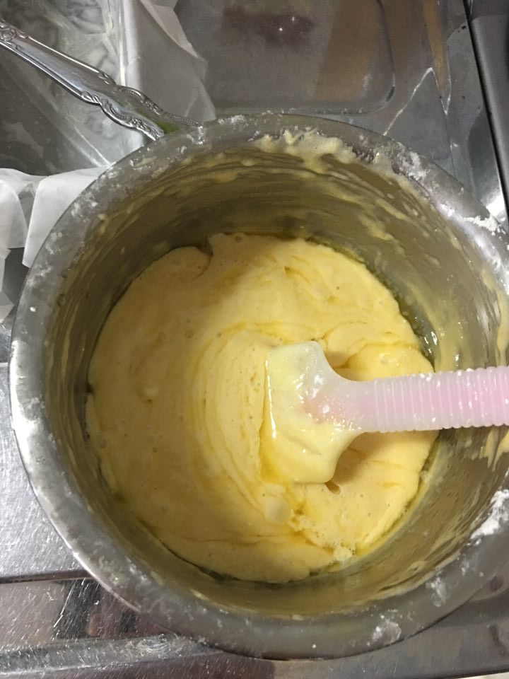 溶かしバターを混ぜる