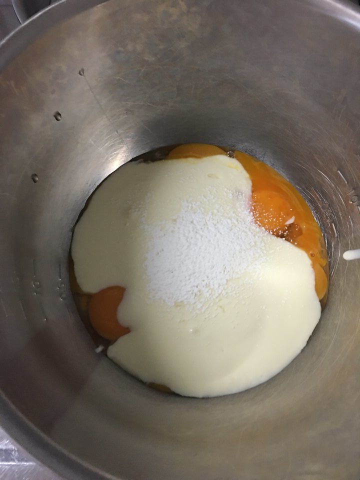 卵黄とクリームチーズ、薄力粉を混ぜる
