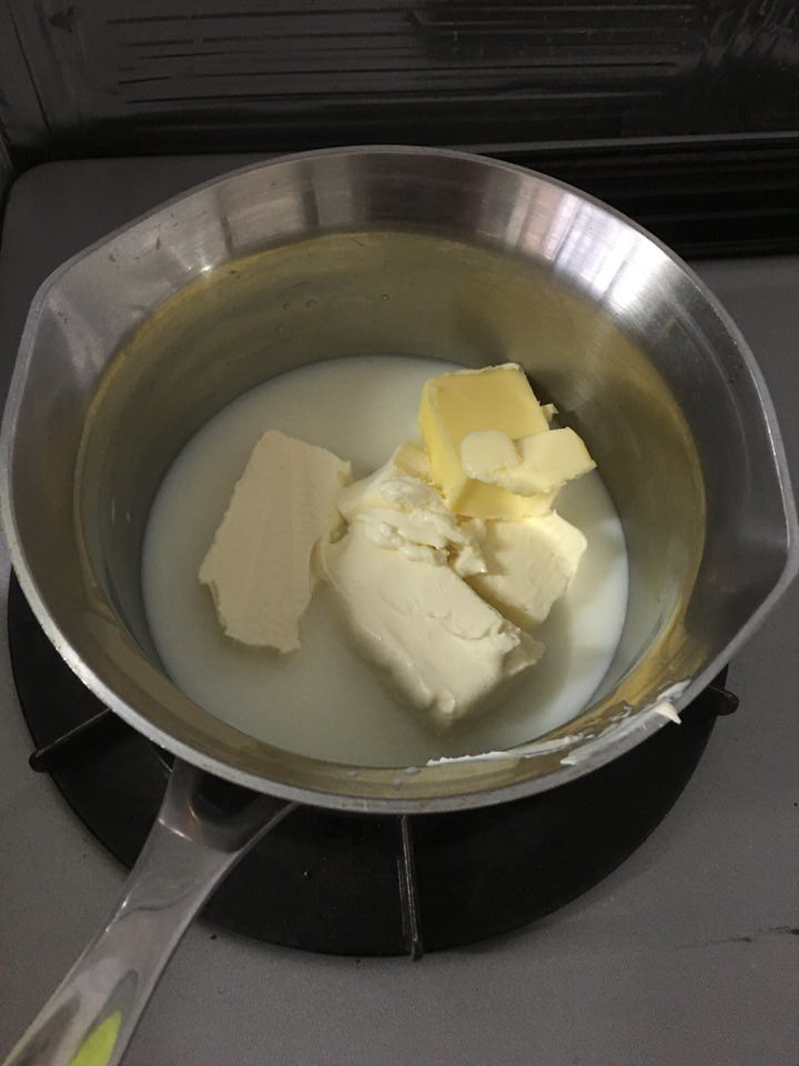 牛乳とバター、クリームチーズを熱する