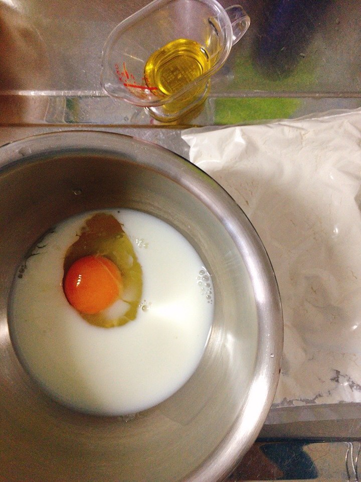卵と牛乳と砂糖を混ぜる