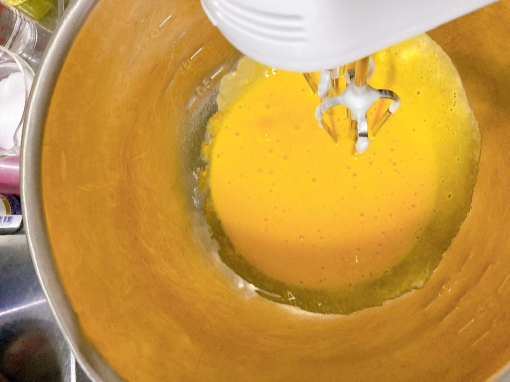 卵黄と油と水を混ぜる