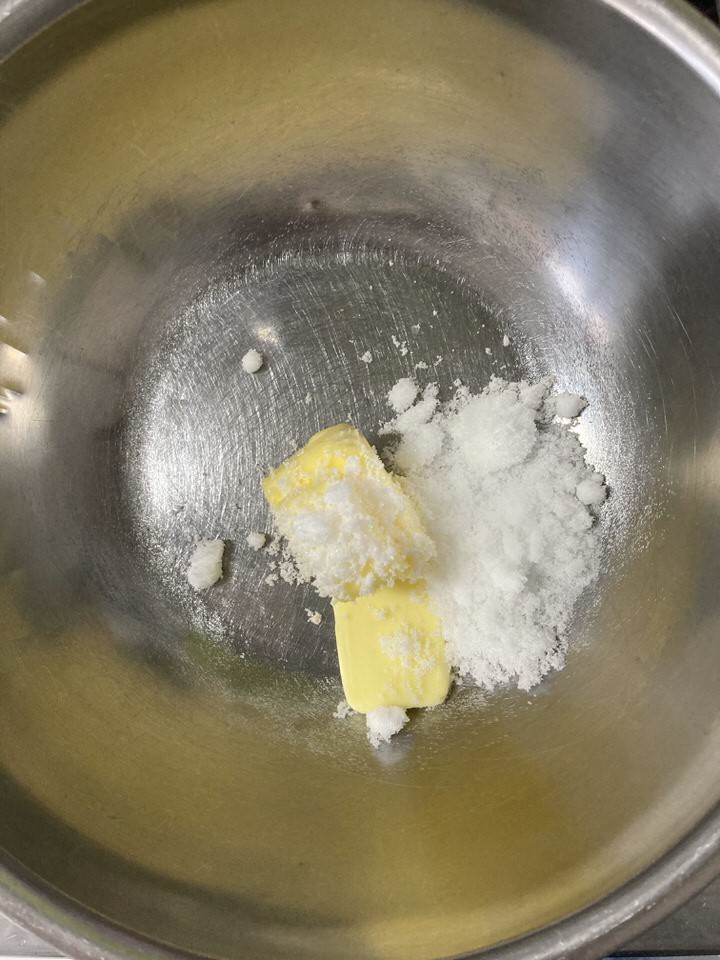 バターに砂糖と塩を加えて混ぜる
