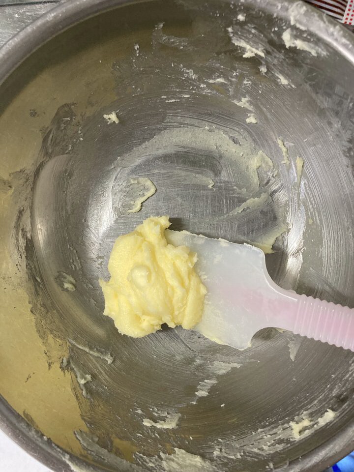クリーム状になったバター