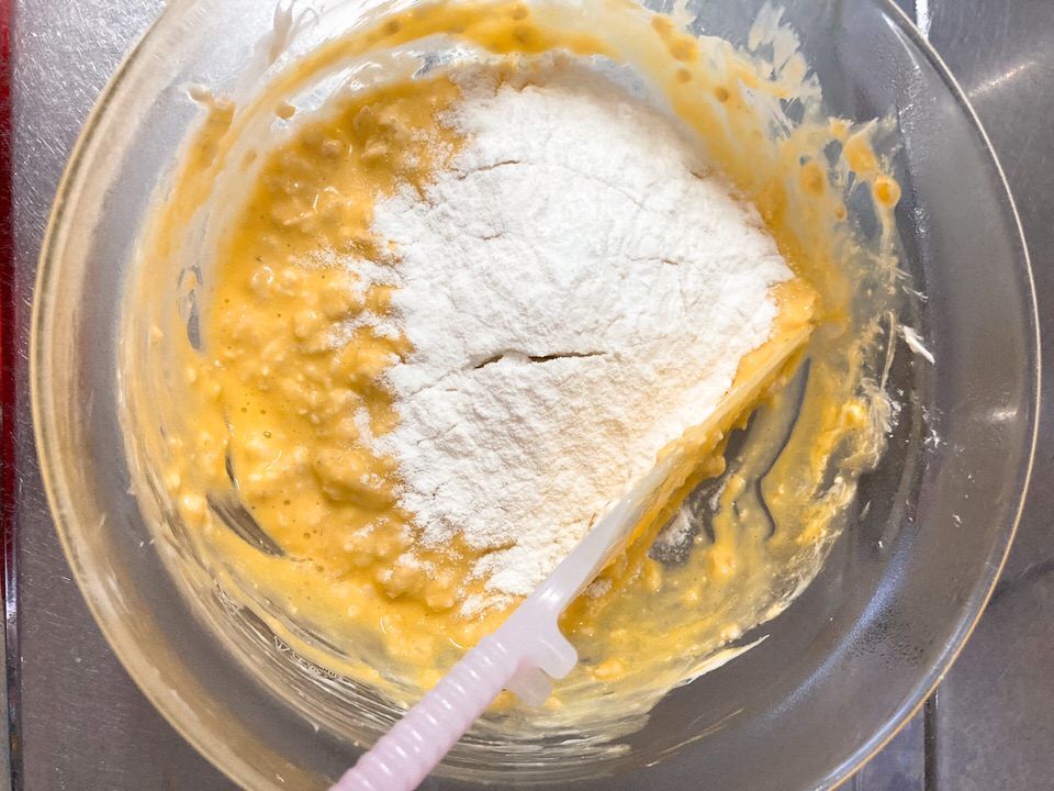 卵黄と米粉を入れて混ぜる