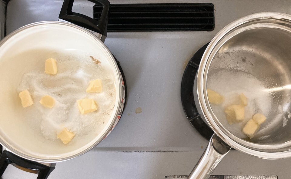 鍋を二つ用意し砂糖とバターでカラメルを作る