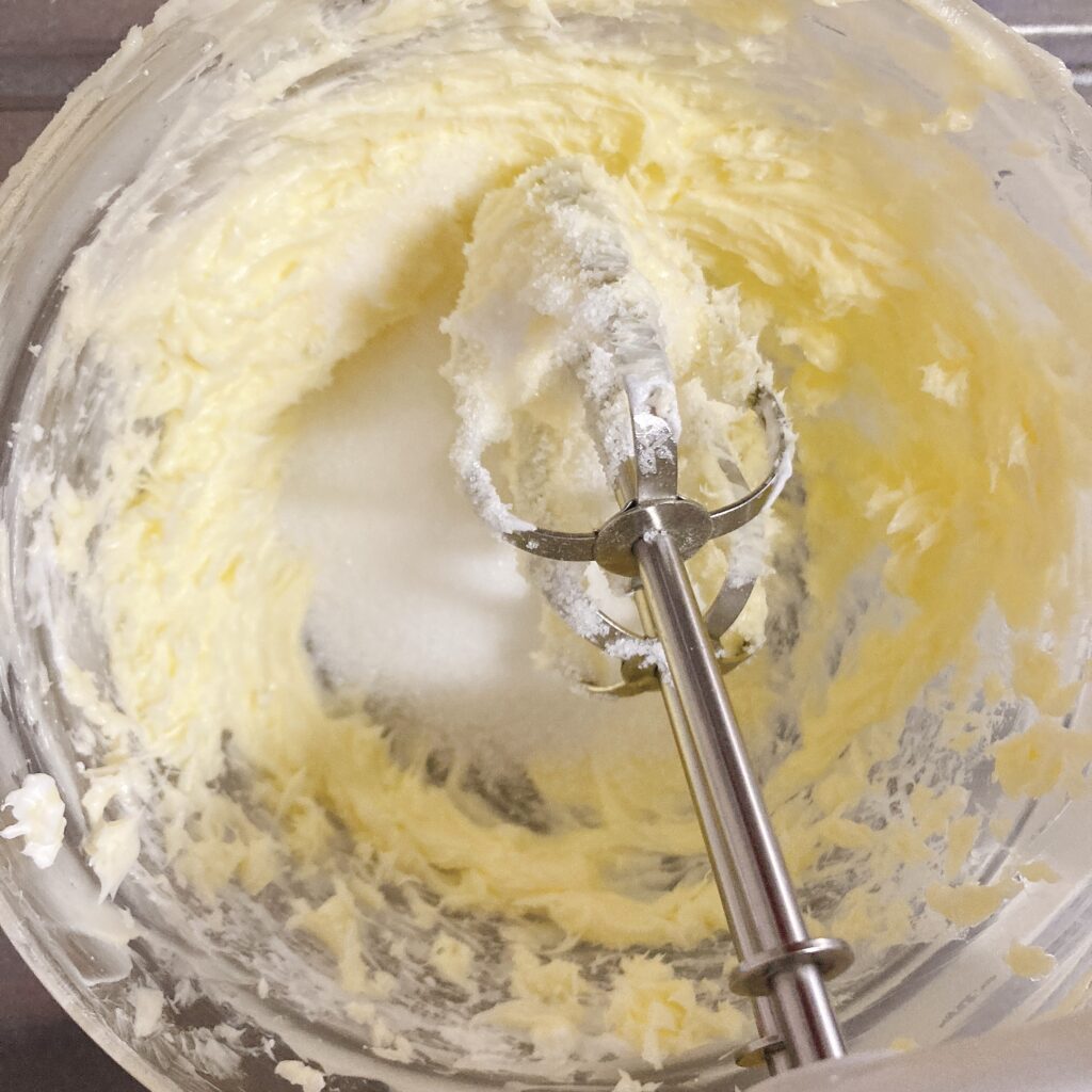 バターと砂糖を混ぜる