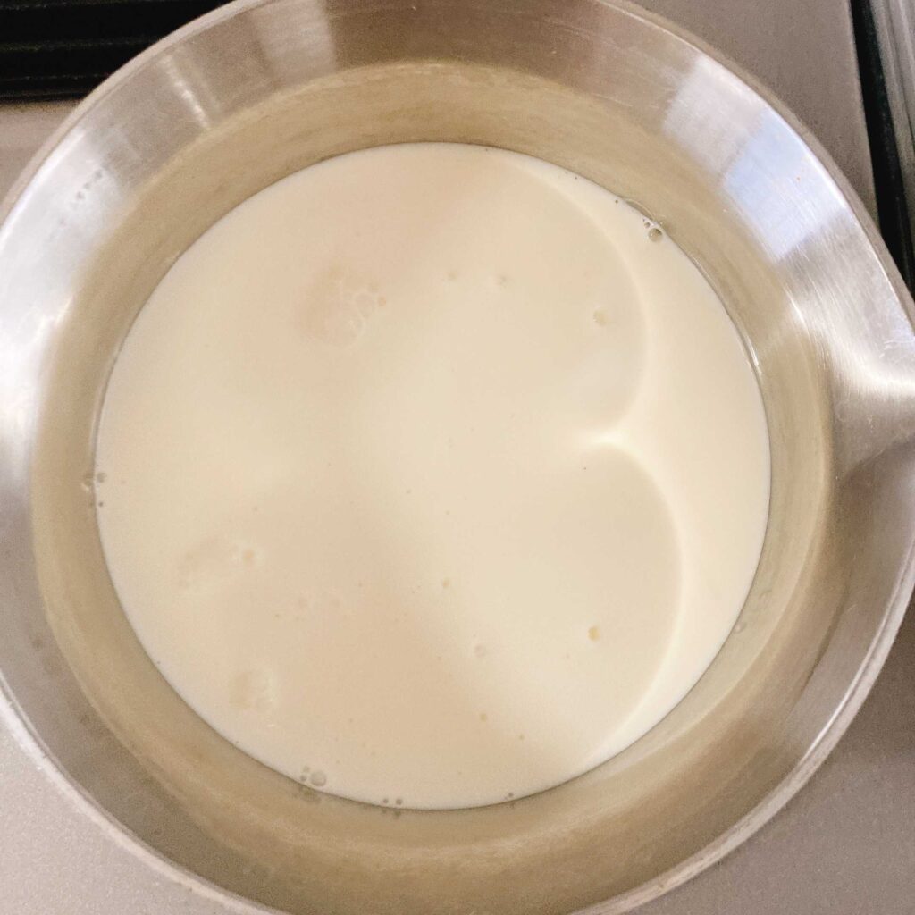 生クリームと牛乳を鍋で加熱する