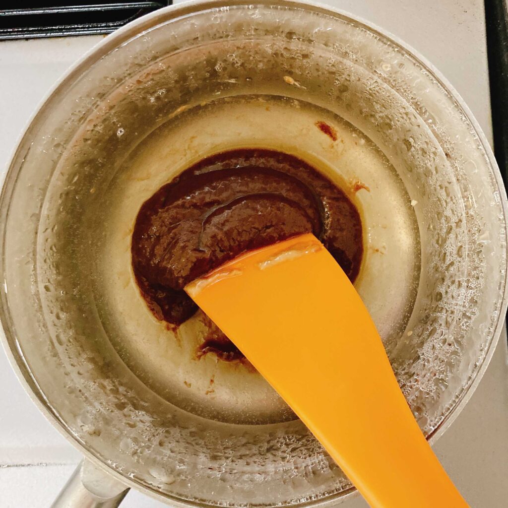 チョコチップクッキー生地を湯煎で溶かす