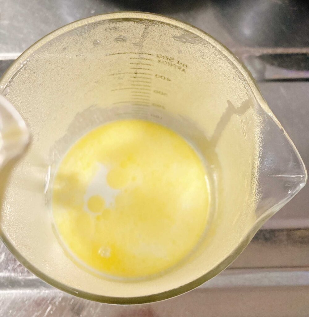 牛乳をレンジで加熱しバターを加えて混ぜる