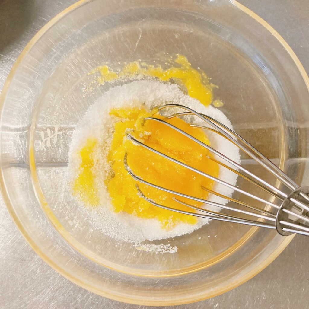 卵黄とグラニュー糖 を混ぜる
