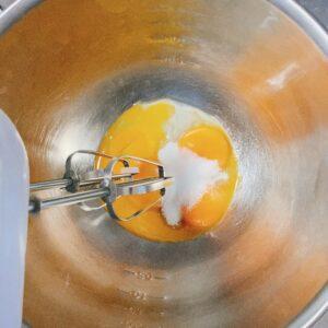卵黄とグラニュー糖を混ぜる