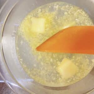 水とバターをレンジで加熱する