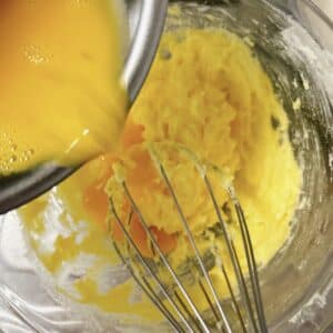 バターとグラニュー糖と卵を混ぜ合わせる